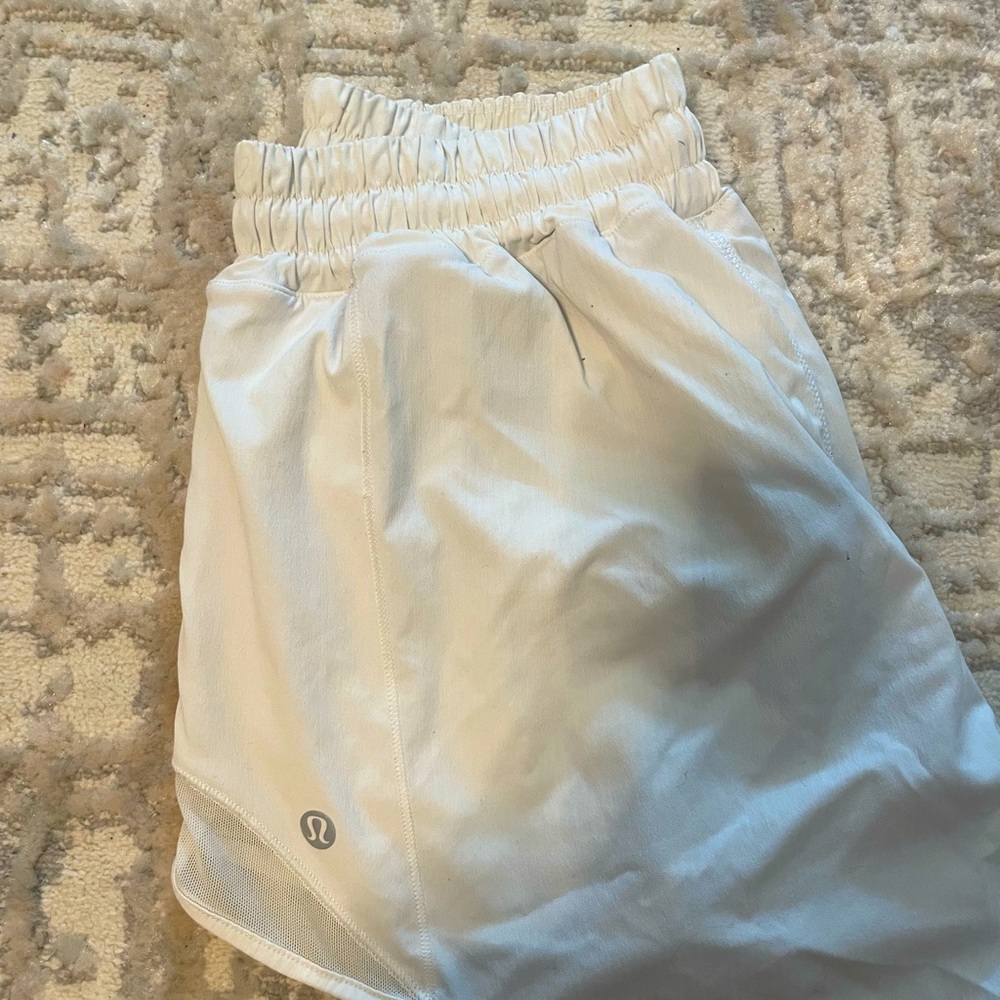 White Lululemon Hotty Hots 4” size 6